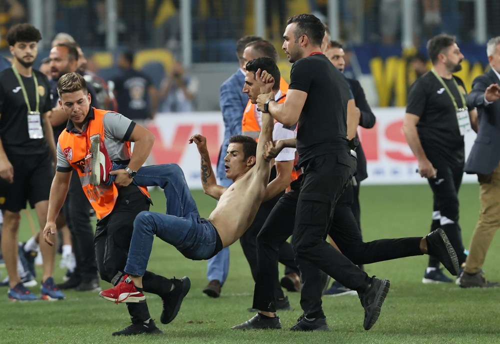Ankara'da sahaya giren taraftar Beşiktaşlı futbolculara saldırdı - 8