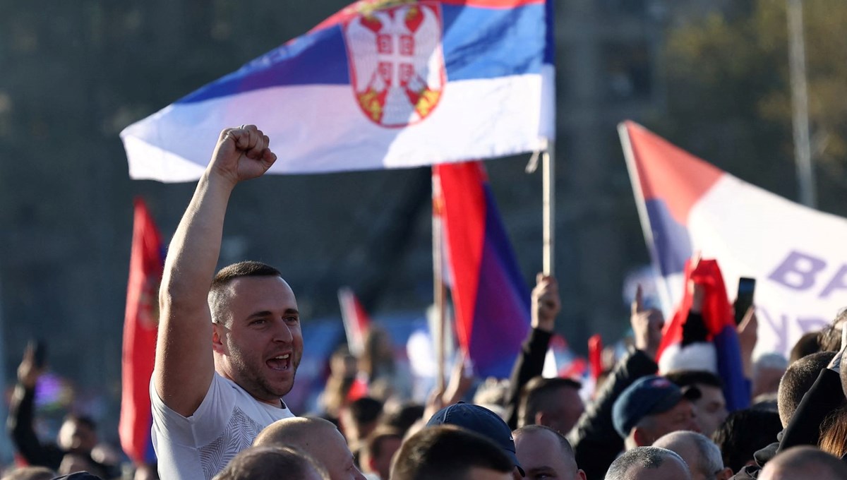 Sırbistan'da bu kez hükümet yanlıları sokakta