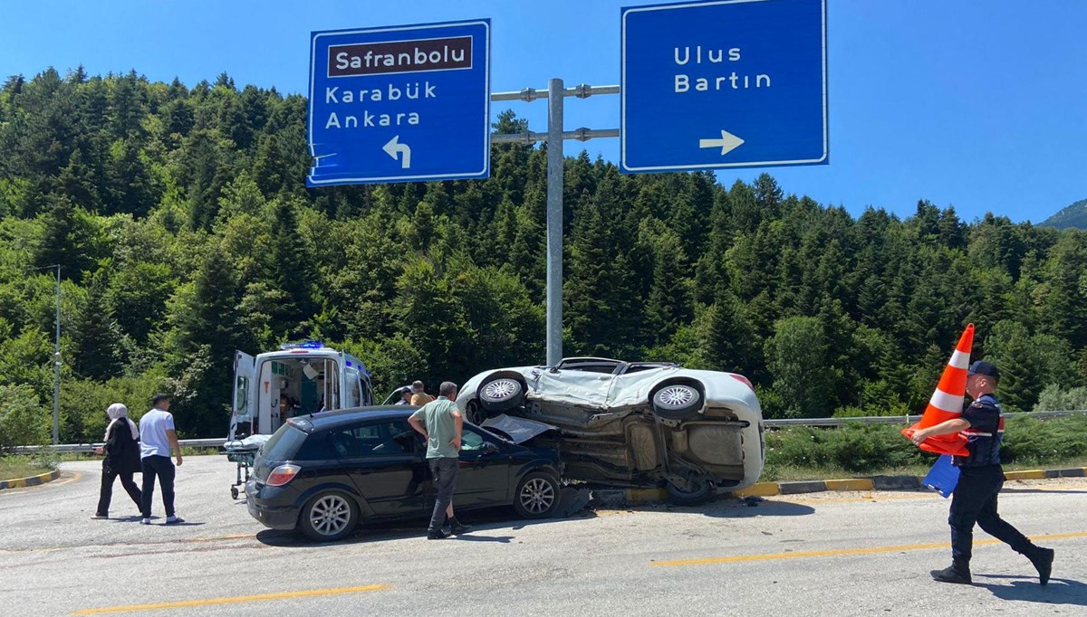 İki otomobil kavşakta çarpıştı: 3 yaşındaki çocuk öldü