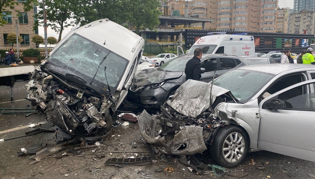 İstanbul'da zincirleme kaza: Yaralılar var