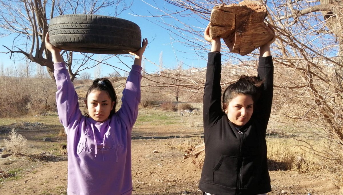 Halterci kız kardeşler lastik ve kütükle Türkiye şampiyonasına hazırlanıyor