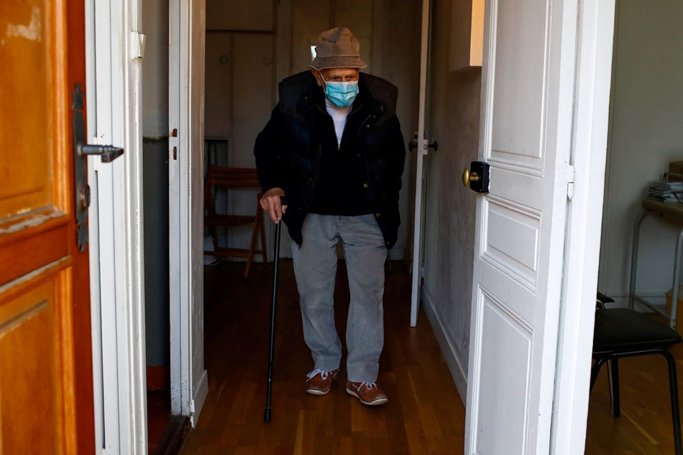 98 yaşındaki doktor corona virüse karşı görev başında - 1