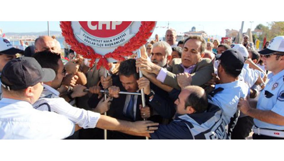 Zafer Bayramı'nda çelenk kavgası