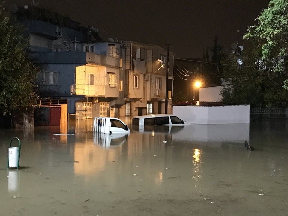 SON DAKİKA HABERİ: Adana'da sulama kanalı taştı, caddeler göle döndü - 2
