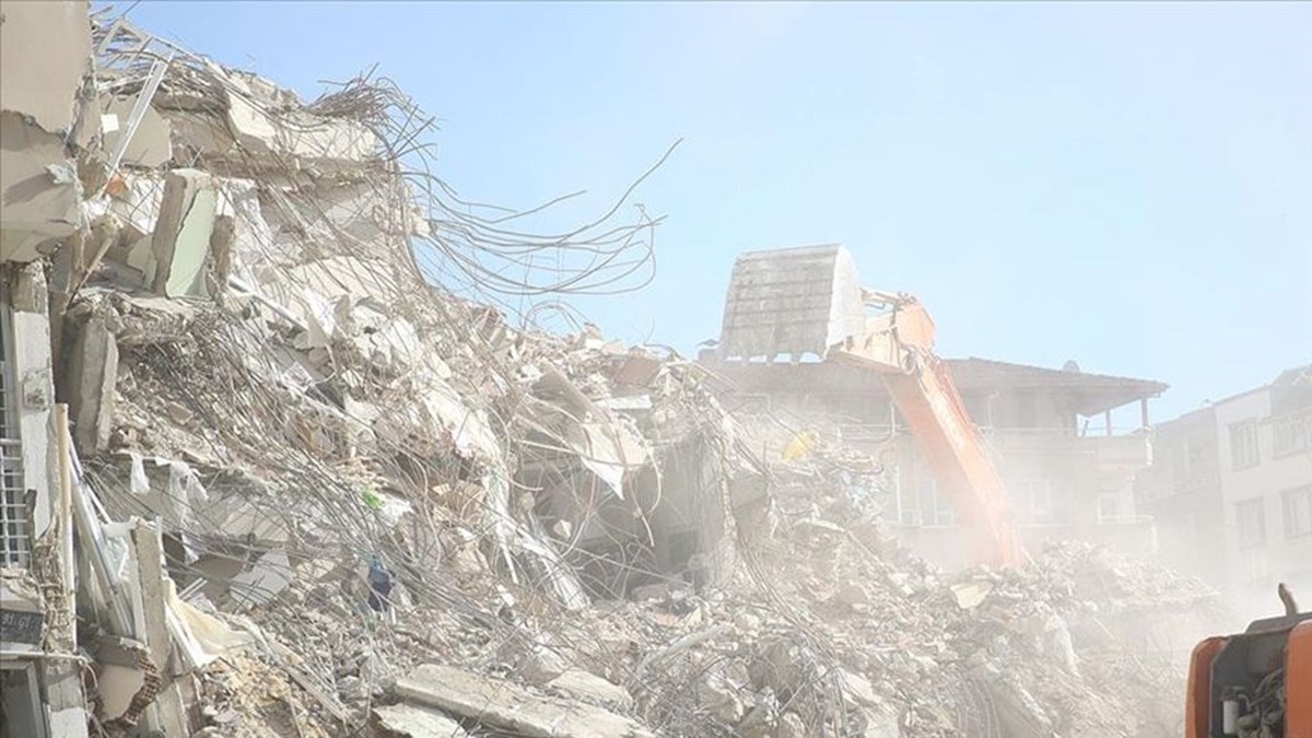 81 kişiye mezar olan Gökkuşağı Apartmanı için soruşturma tamamlandı: Binanın inşasında özensiz işçilik tespit edildi 81 kişiye mezar olan Gökkuşağı Apartmanı için soruşturma tamamlandı: Binanın inşasında özensiz işçilik tespit edildi