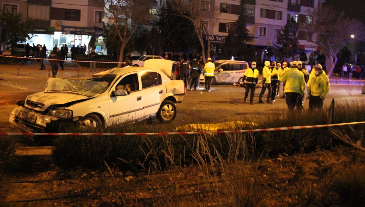 Yarış yaptığı iddia edilen otomobil ağaca çarptı: 2 ölü, 1 yaralı