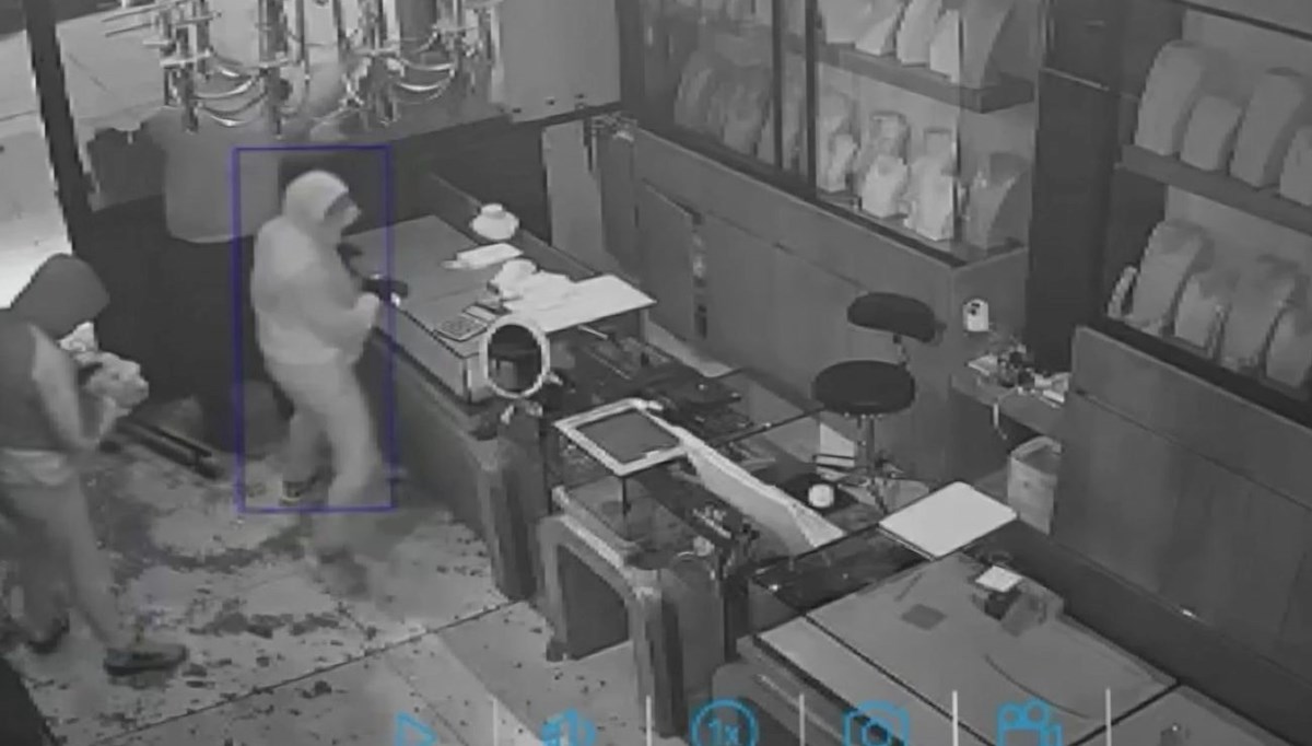 Üç dakikada 3 milyonluk soygun yaptılar Üç dakikada 3 milyonluk soygun yaptılar