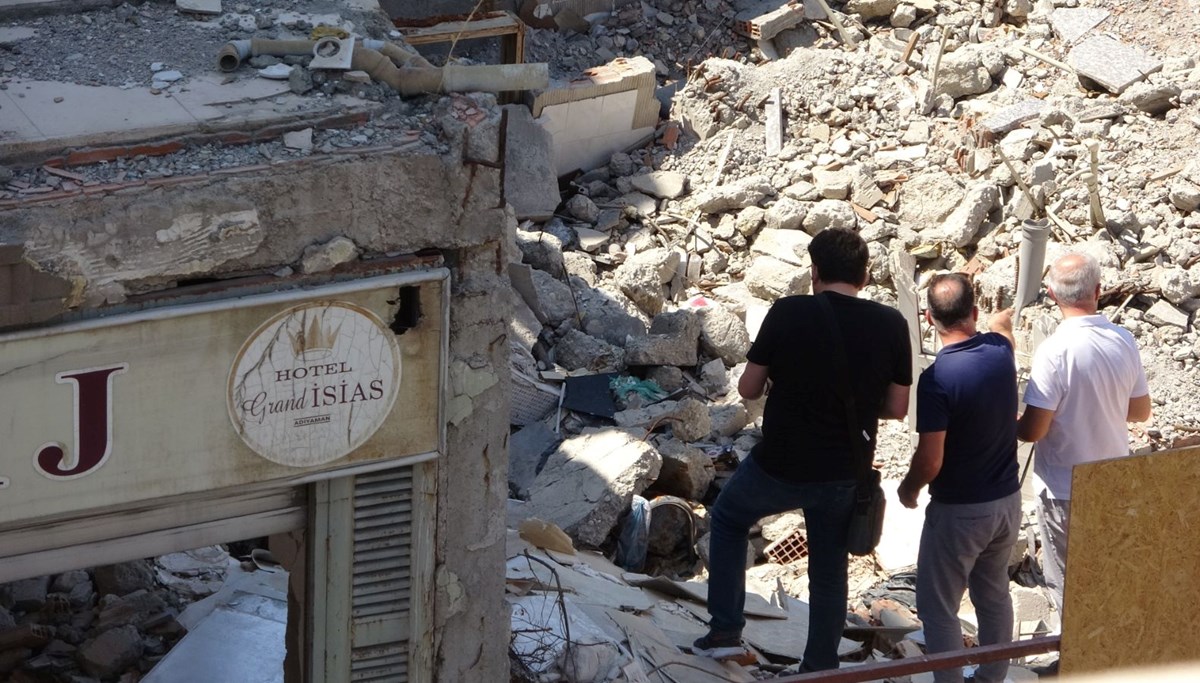 72 kişiye mezar olan İsias Otel'de 3. kez karot örneği alınıyor 72 kişiye mezar olan İsias Otel'de 3. kez karot örneği alınıyor