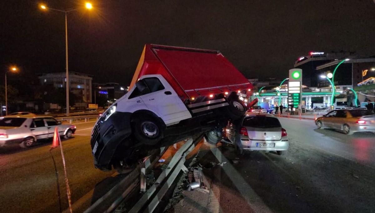Otomobille çarpışan kamyonet bariyerlere çıktı: 3 yaralı