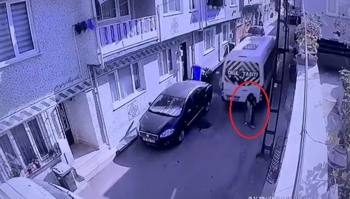 Bursa'da geri manevra yapan minibüs, kadına çarptı Bursa'da geri manevra yapan minibüs, kadına çarptı