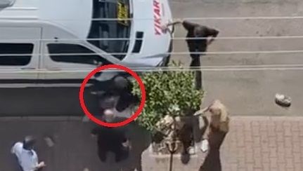 Sokak ortasında bıçaklı saldırı