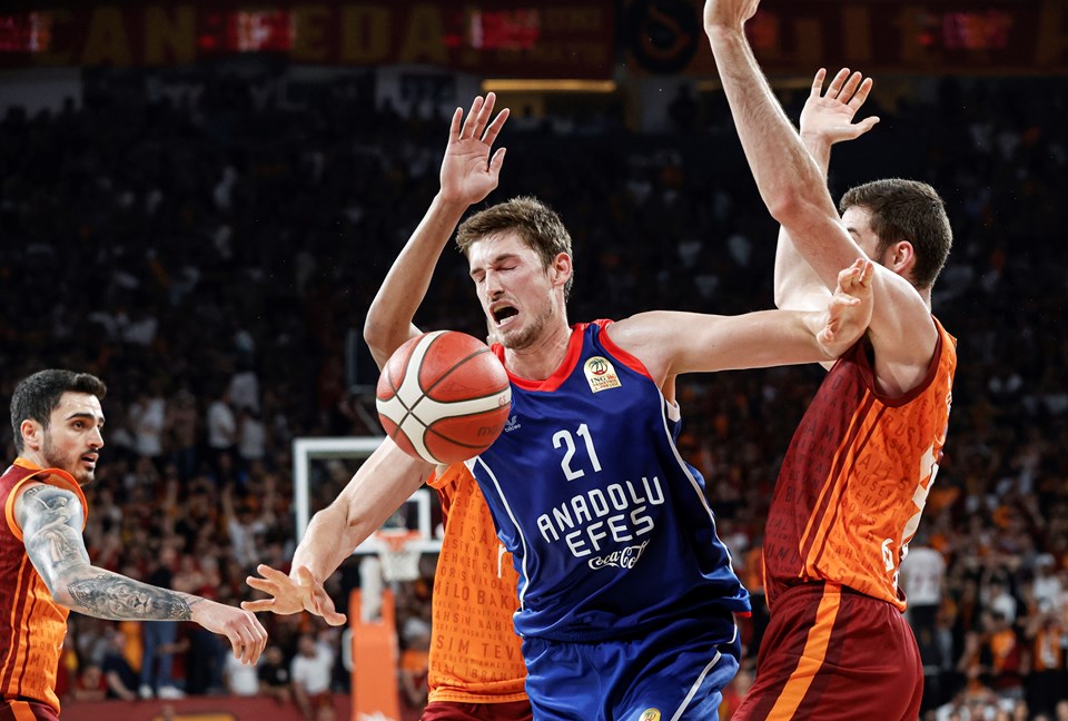 Basketbol Süper Ligi play-off yarı final: Galatasaray Nef'i 71-64 yenen Anadolu Efes seride 2-1 öne geçti - 2