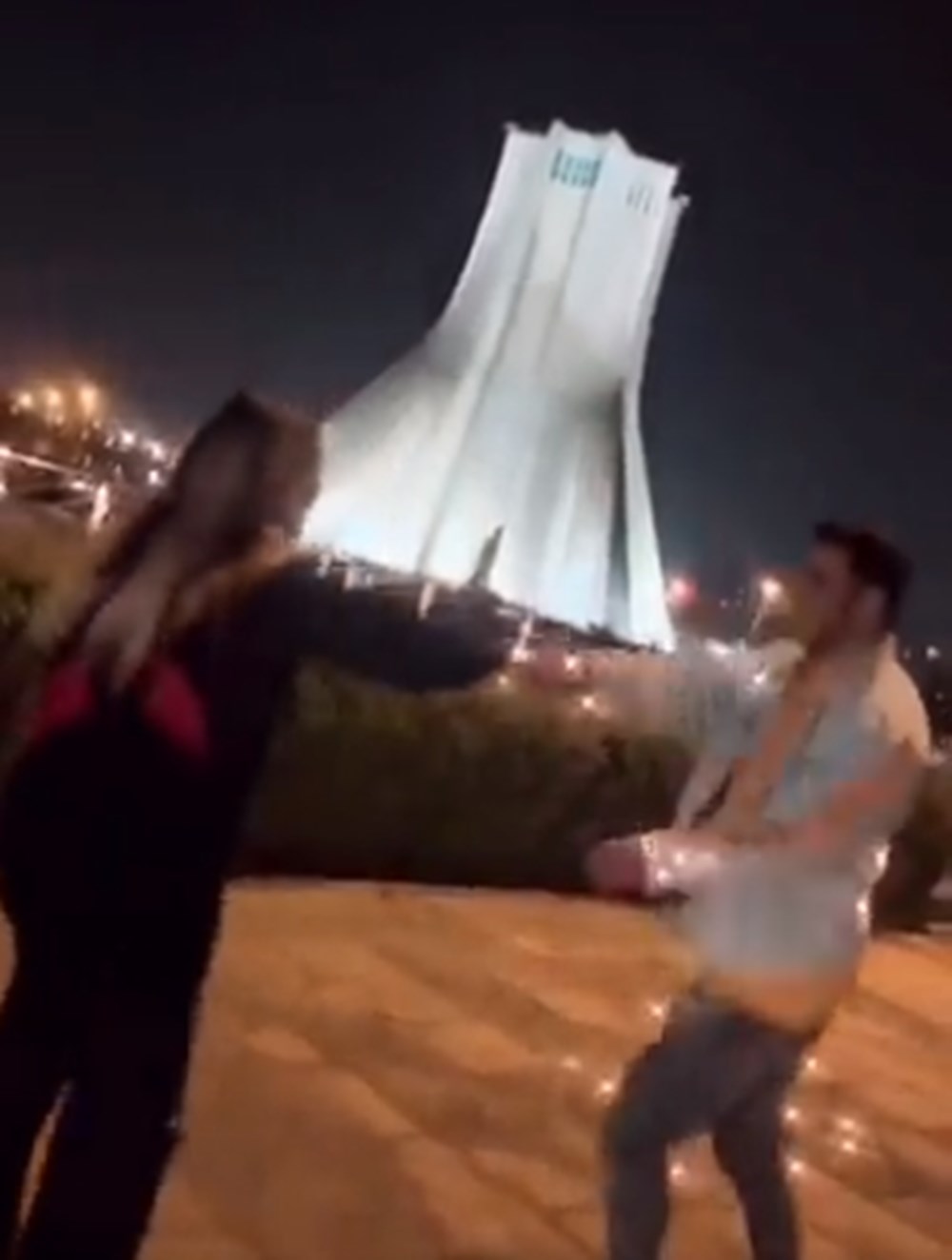 İran'da Azadi Kulesi'nin önünde dans eden çifte 10 yıl ceza: Suçları, izinsiz toplamak ve kamu fuhşuna teşvik - 3