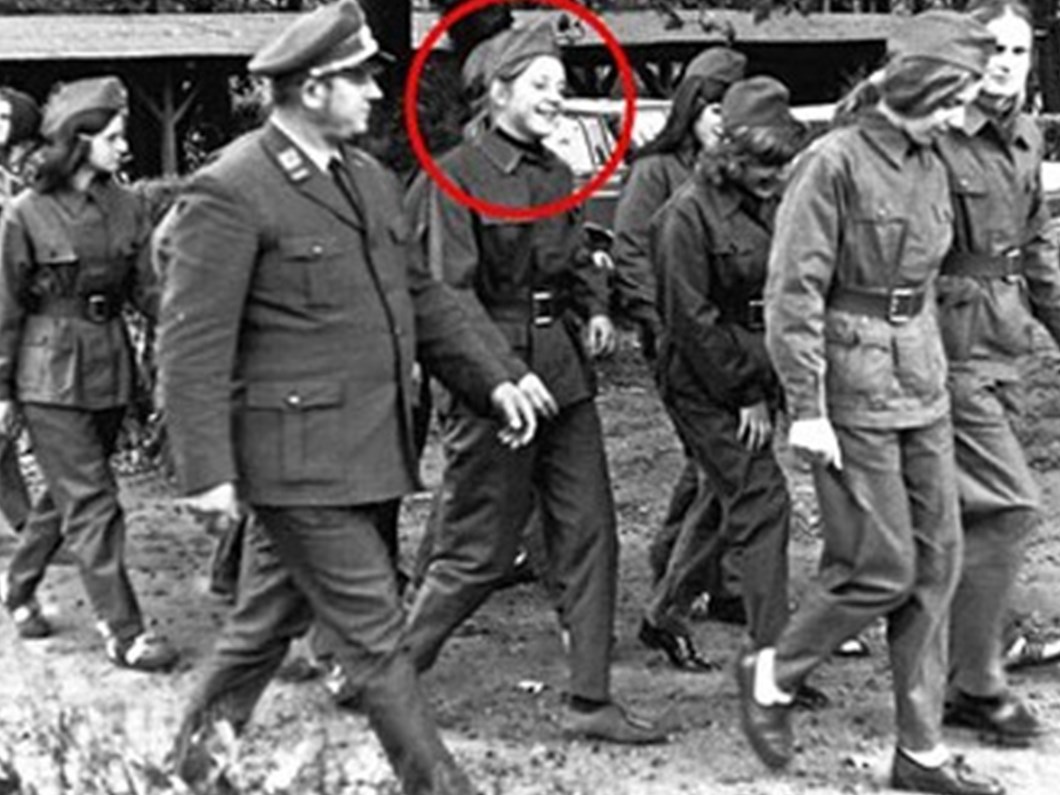 merkel in askerlik fotografi ortaya