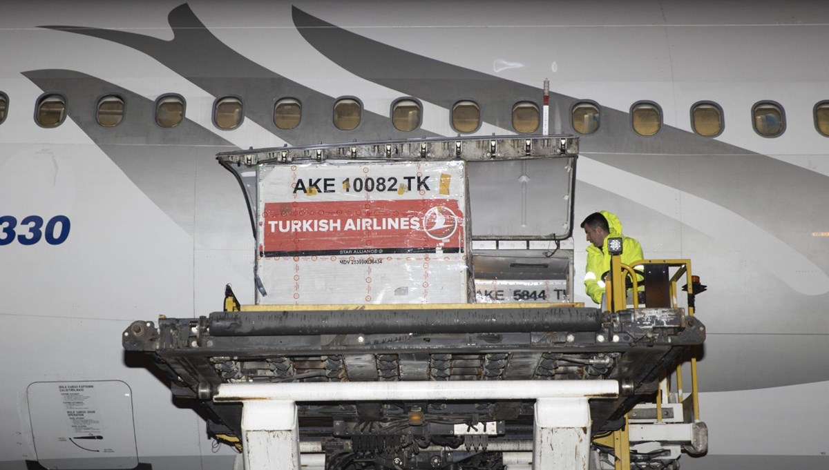 Yurt dışı oylarını taşıyan ilk uçak Ankara'da Yurt dışı oylarını taşıyan ilk uçak Ankara'da