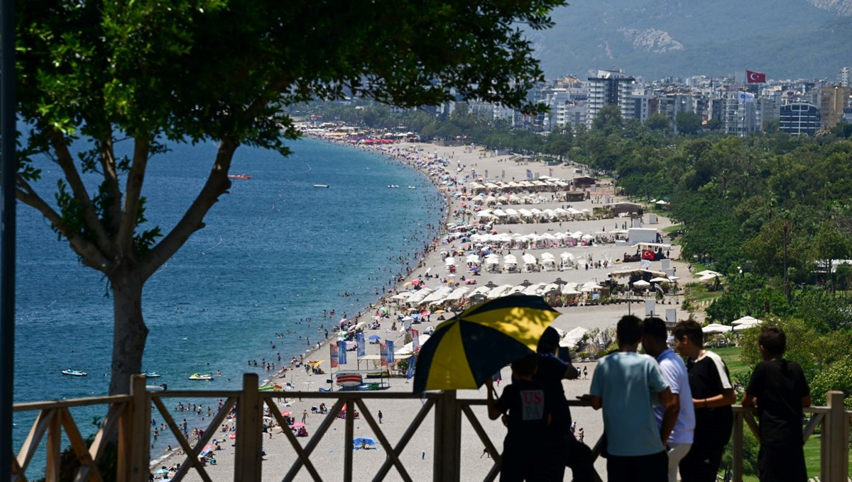 Yüksek nem ve sıcak bunalttı: Soluğu denizde aldılar