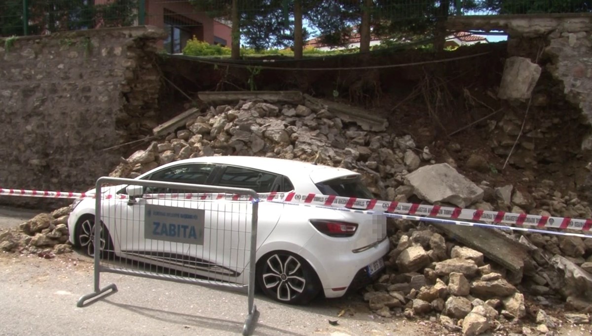 Üsküdar’da site duvarı çöktü