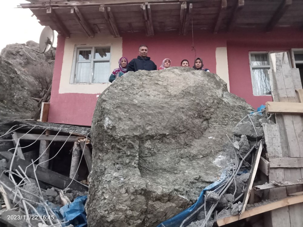 Dağdan kopan kaya balkona girdi - 3