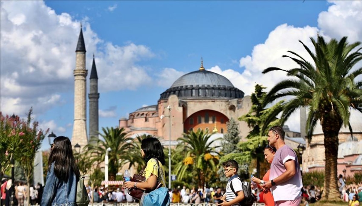 Yerli turistler yılın ikinci çeyreğinde seyahate 47,8 milyar lira harcadı Yerli turistler yılın ikinci çeyreğinde seyahate 47,8 milyar lira harcadı
