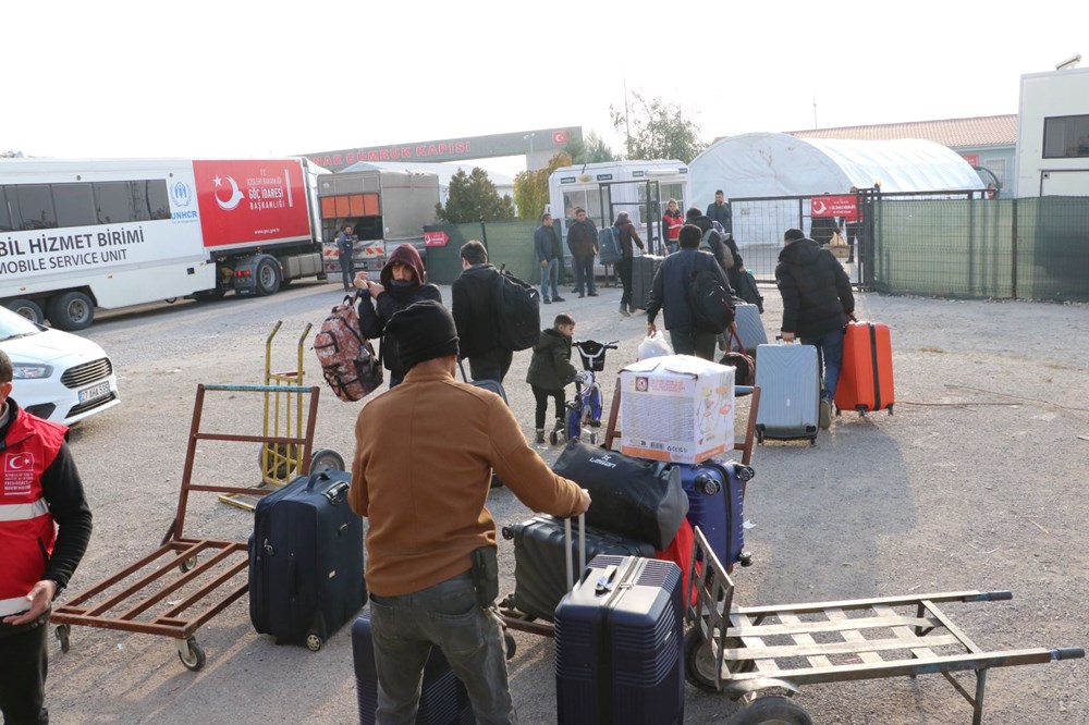 Suriyelilerin
ülkelerine dönüşü için yeni adım: Arabalar ve ziynet eşyalarının sınırdan geçişine
kolaylık - 7