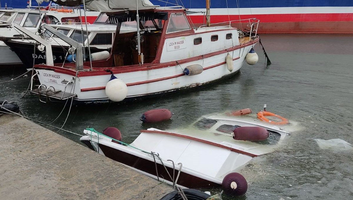 Feribotun dalgası tekneyi batırdı Feribotun dalgası tekneyi batırdı