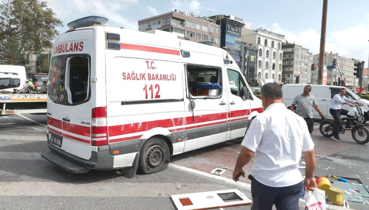 Vatan Caddesi’nde ambulans devrildi, trafik durdu: 3 yaralı