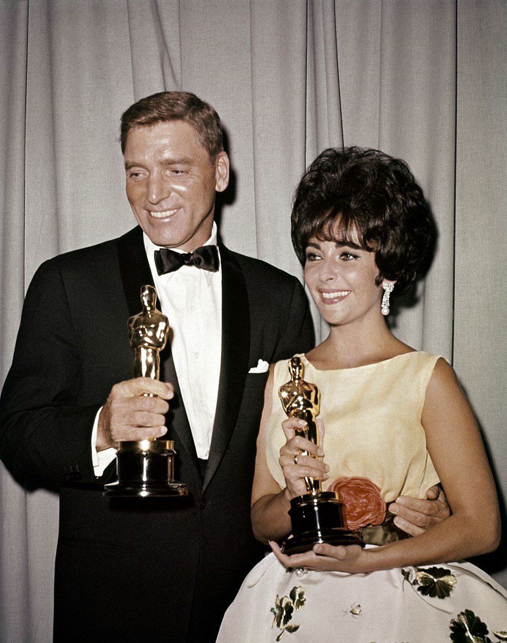 51 yıl sonra ortaya çıkan Elizabeth Taylor'ın ikonik elbisesi satışta - 3