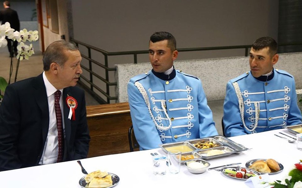 Cumhurbaşkanı Erdoğan, Muhafız Alayı'nda iftar yaptı - 1