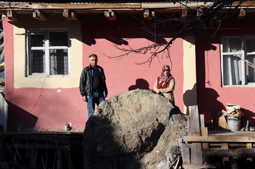 Dağdan kopan kaya balkona girdi - 4