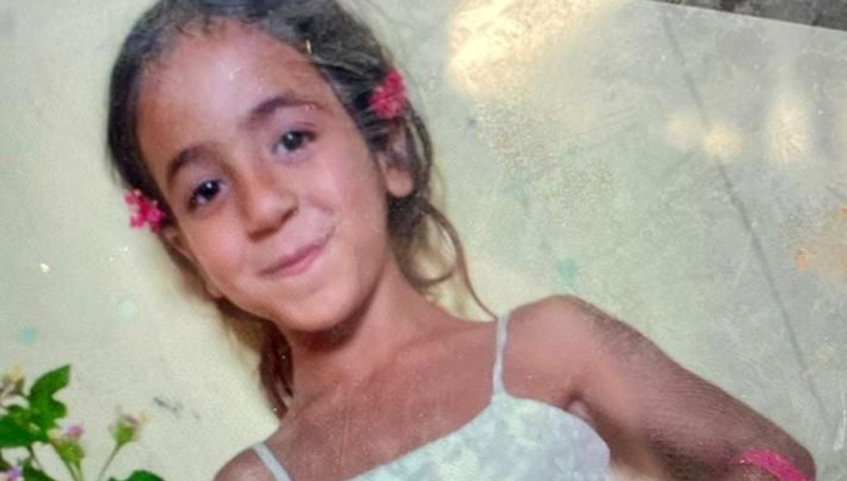 Silah seslerini duyup terasa çıkan Fatma boynundan vuruldu Silah seslerini duyup terasa çıkan Fatma boynundan vuruldu