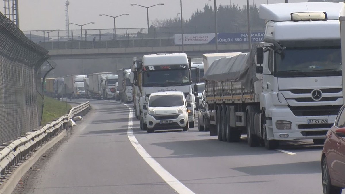 Başakşehir TEM Otoyolu'nun ortasında araç yangını