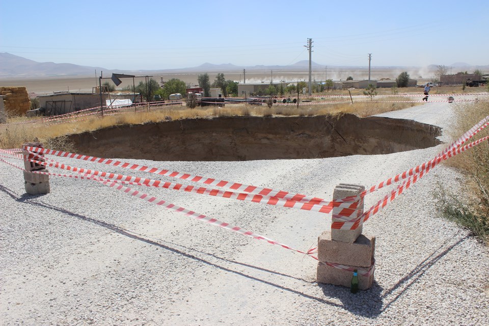 Konya'da yol ortasında obruk oluştu - 2