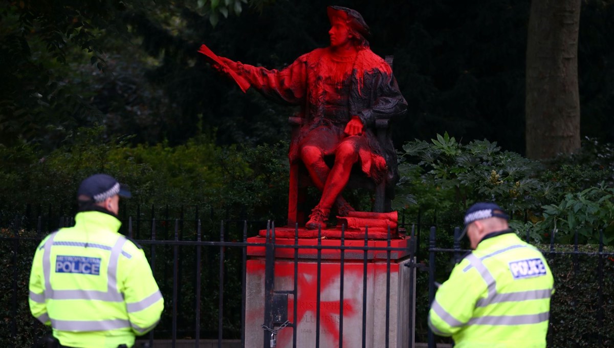 Kristof Kolomb Günü'nde heykeline saldırı