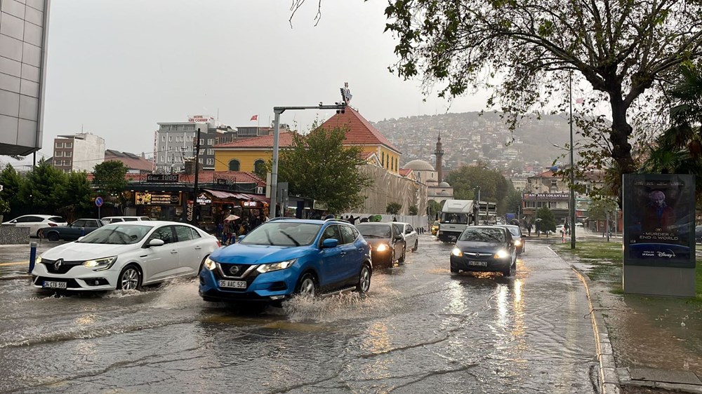 İzmir'de sağanak yağış yolları göle çevirdi - 1