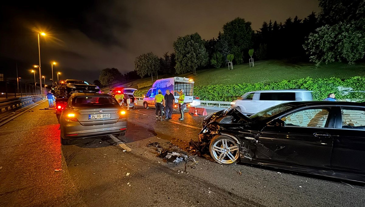 Üsküdar'da zincirleme trafik kazasında 3 kişi yaralandı Üsküdar'da zincirleme trafik kazasında 3 kişi yaralandı