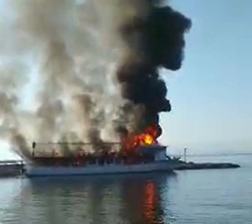 Balıkesir Edremit'te tur teknesi alev alev yandı - 1