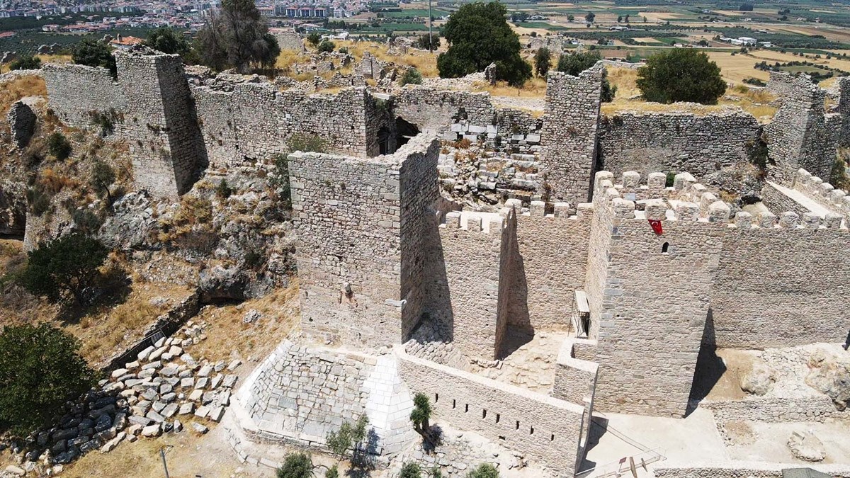 Beçin Antik Kenti'ndeki kale duvarları ve burçlar ayağa kaldırılıyor