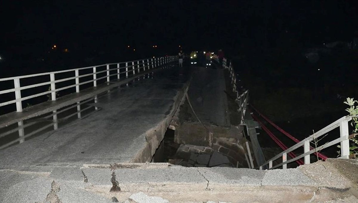 Balıkesir'de şiddetli yağış: Bir köprü kısmen çöktü