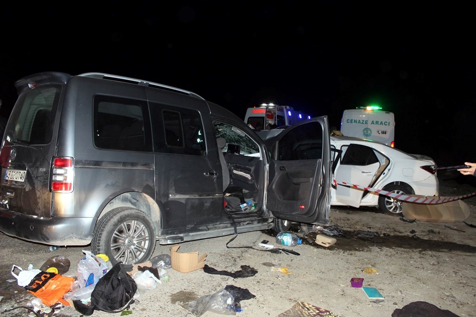 Manisa'da kaza: 2 ölü, 2'si ağır 10 yaralı - 1