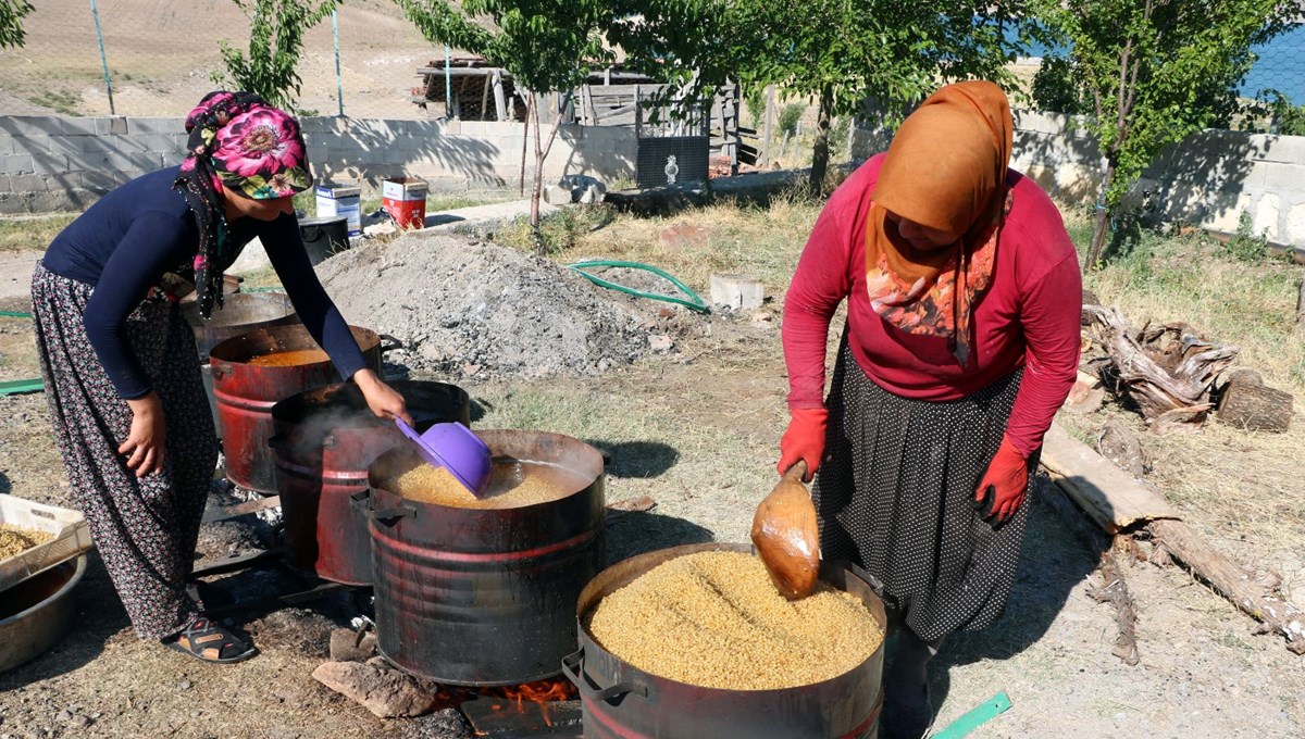 Bakır kazanlarda kaynamaya başladı! Dünyanın en temel besini: 3 saat durmadan karıştırılarak hazırlanıyor