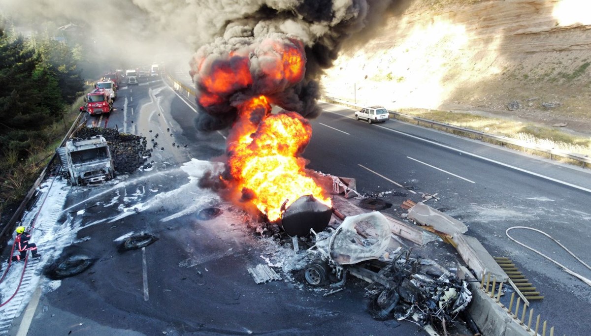 Otoyolda korkutan yangın: Akaryakıt tankeriyle TIR çapıştı