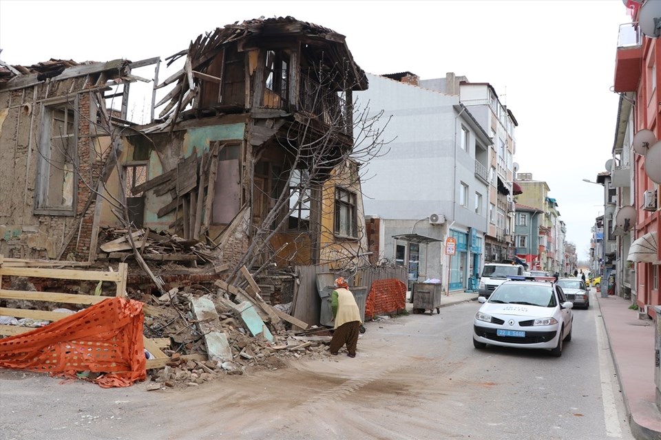 Edirne'de metruk binanın bir bölümü yola yıkıldı - 1