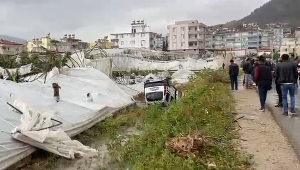 Mersin'de kuvvetli rüzgar, seraları yıktı Mersin'de kuvvetli rüzgar, seraları yıktı