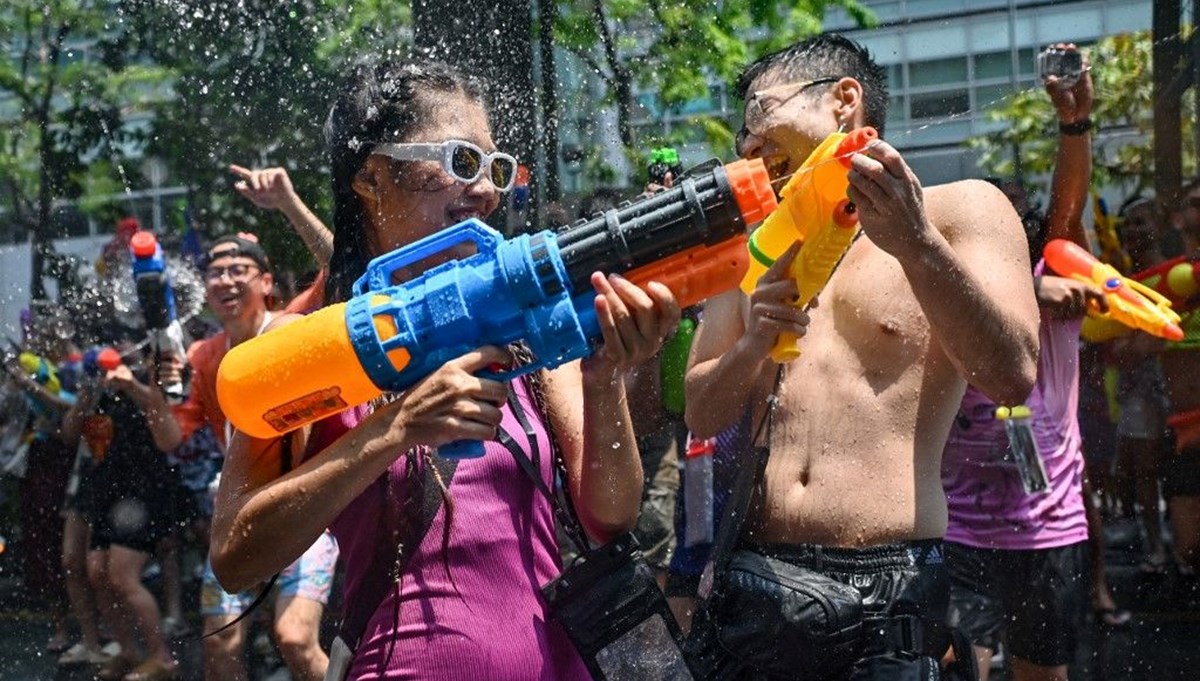 Tayland’da su festivali renkli görüntülere sahne oldu