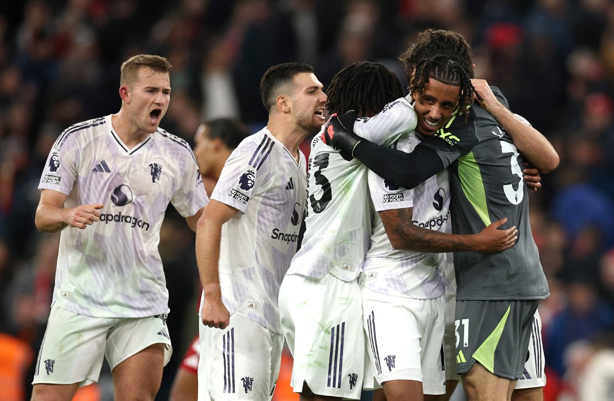 Manchester United futbolcuları, maç sonunda galibiyeti böyle kutladı.
