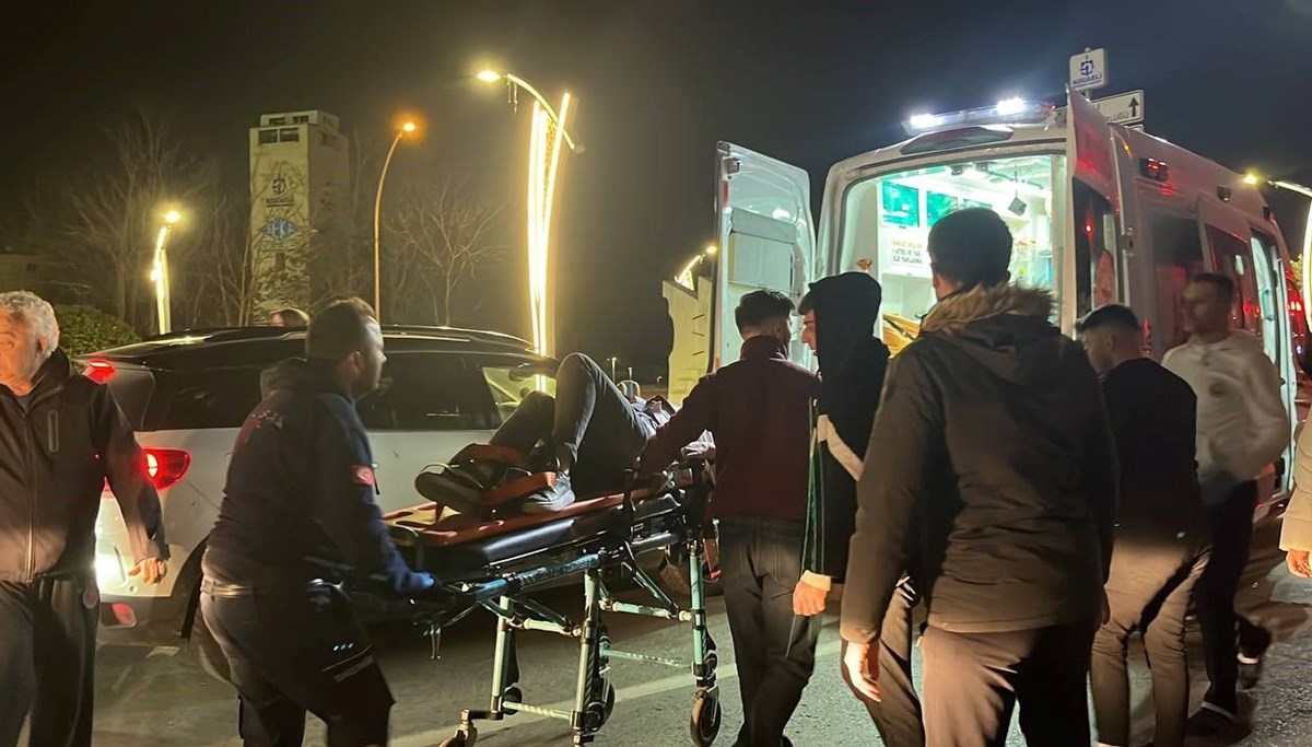 Kocaeli'de bir araç trafik ışıklarında bekleyen otobüse ve otomobile çarptı: 7 yaralı Kocaeli'de bir araç trafik ışıklarında bekleyen otobüse ve otomobile çarptı: 7 yaralı
