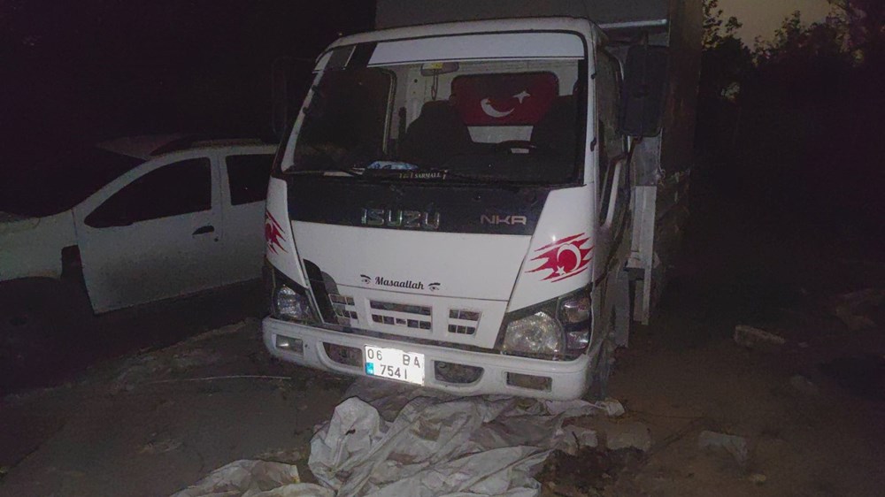 İstanbul'da at eti baskını: Kamyonette at eti ve sakatat, ahırda 3 at bulundu - 6