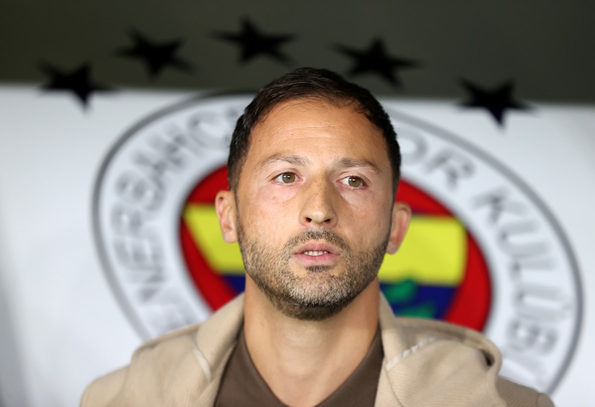 Fenerbahçe Teknik Direktörü Domenico Tedesco, Karagümrük maçında kulübedeki yerini aldı.