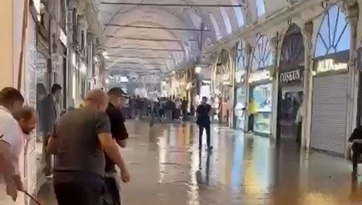 Kapalıçarşı ve Tahtakale'yi su bastı Kapalıçarşı ve Tahtakale'yi su bastı