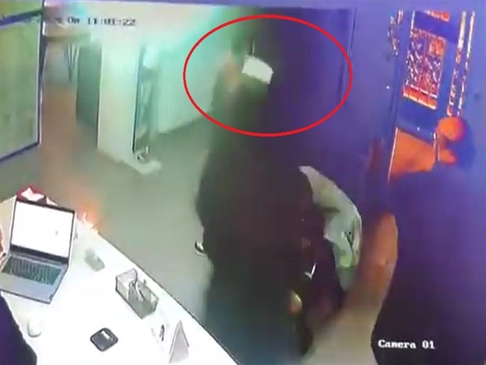 Küfürler edip yüksek sesle konuşan kadın kendisini uyaran diş hekimini bıçakladı - 3